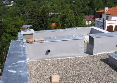 RD Praha Ďálbice. izolace ploché střechy mPVC Rhenofol, klempířské práce TiZn